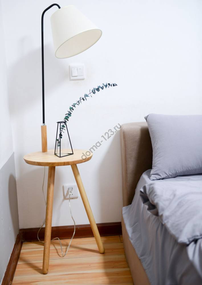 white-shade-table-lamp-near-bed-707579