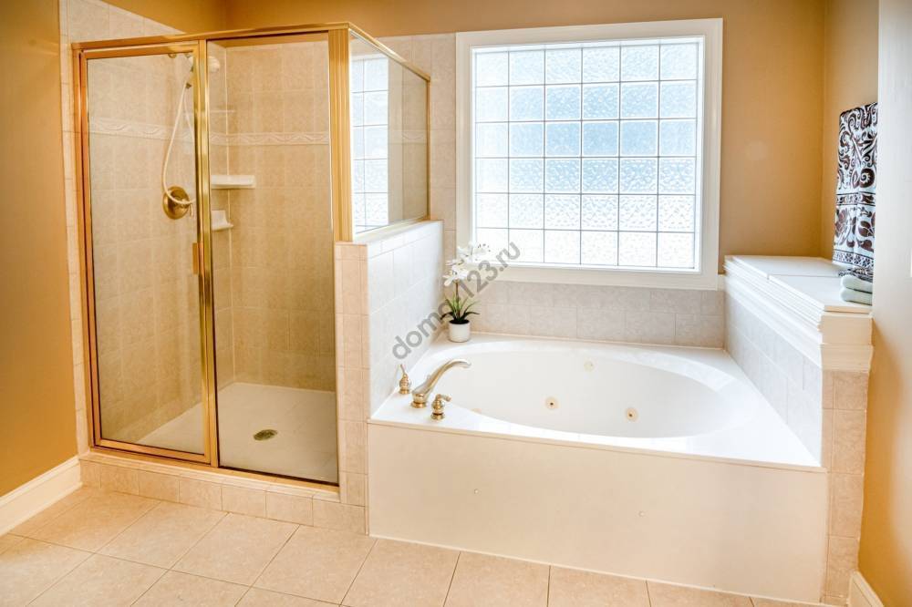 photo-of-ceramic-bathtub-near-window-3935343