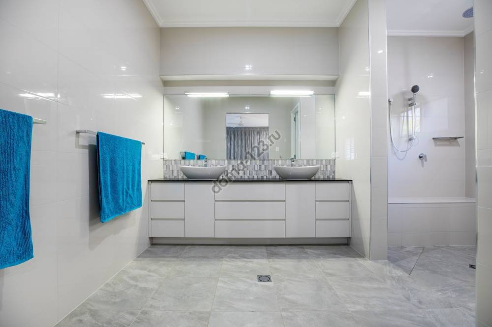 white-bathroom-interior-2775319