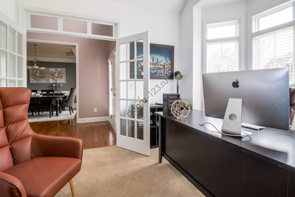 silver-imac-on-black-wooden-table-3958963